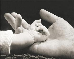 Poster - Sarah in her dad hand  Enmarcado de cuadros