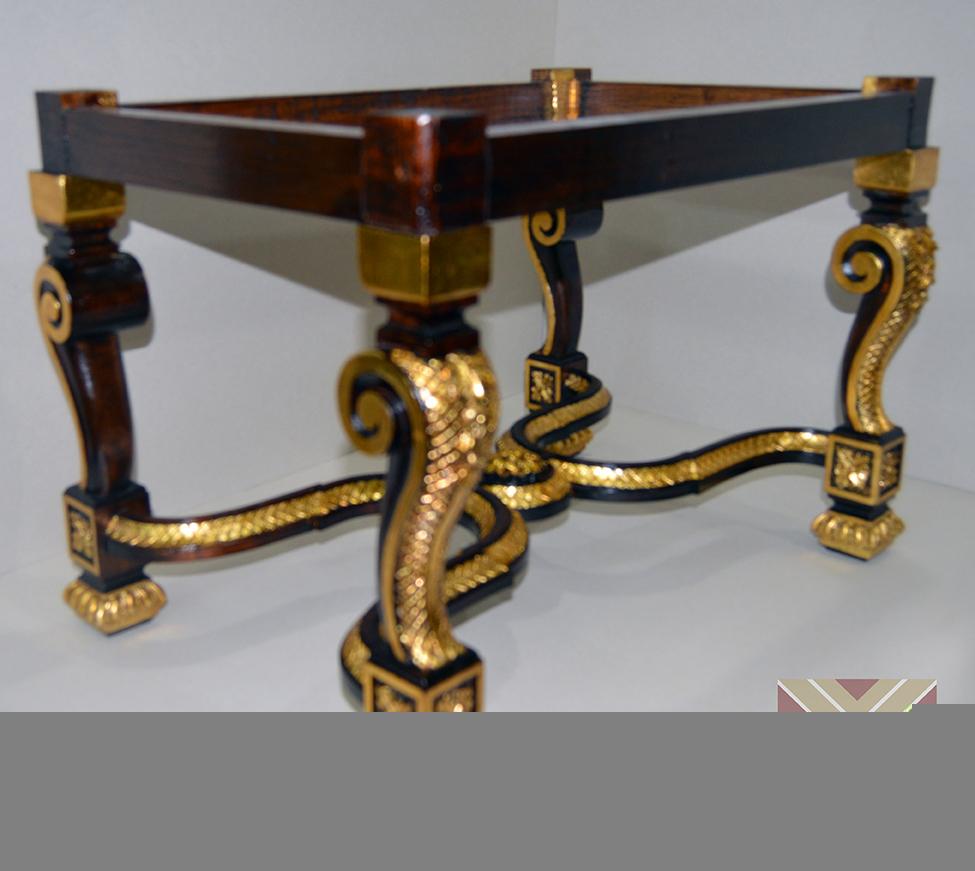 Mesa con detalles dorados a la hoja