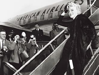Lamina - Marilyn Monroe Boards Airplane Enmarcado de laminas
